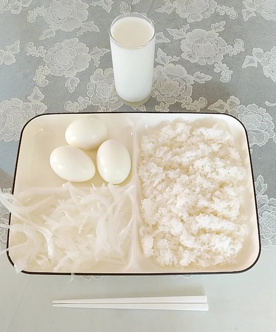 从餐盘到餐具、食物、饮料都是白色的