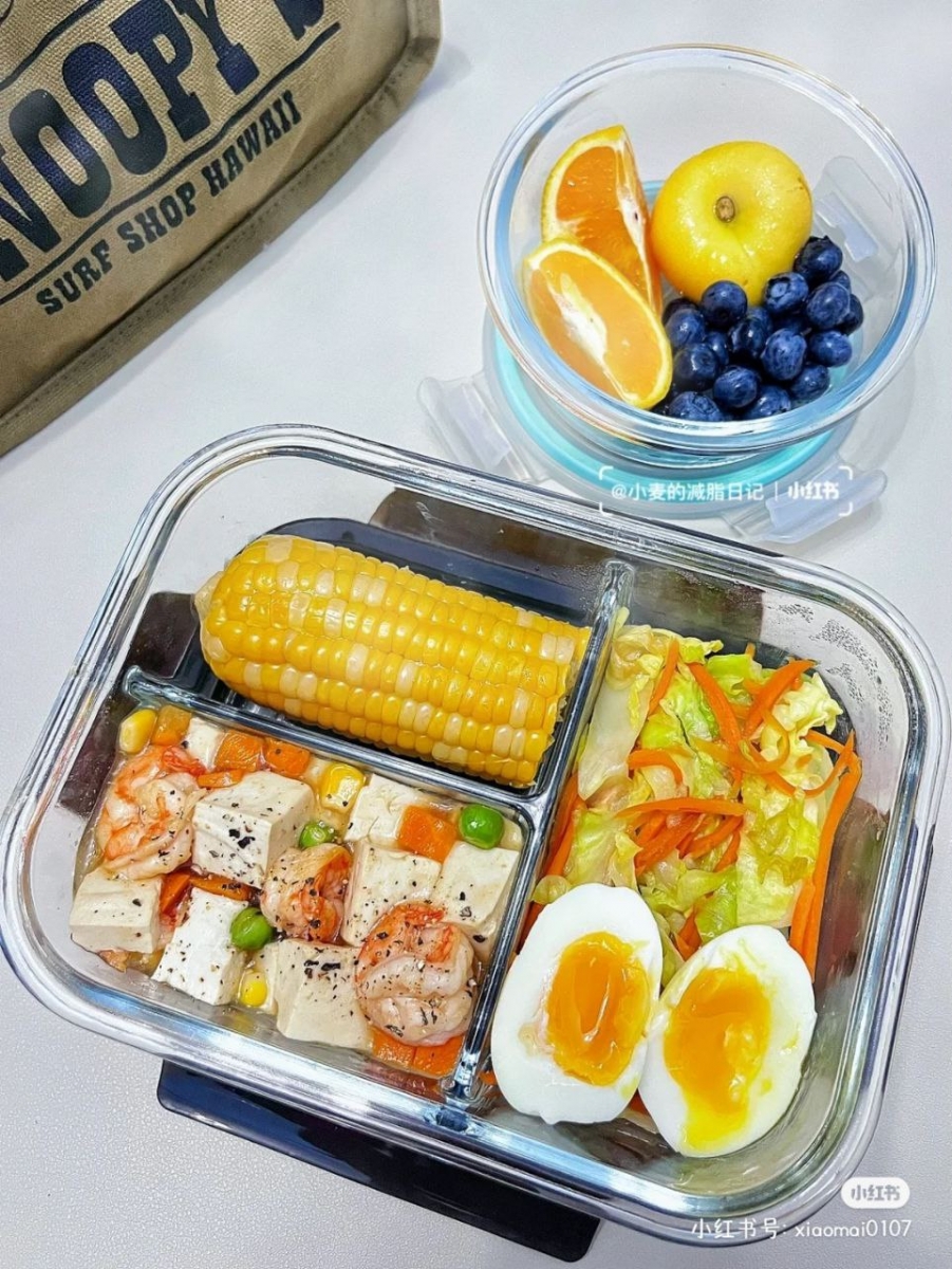 减脂便当 #1 | 虾仁焖豆腐 + 炒包菜胡萝卜丝 + 溏心蛋 + 糯玉米
