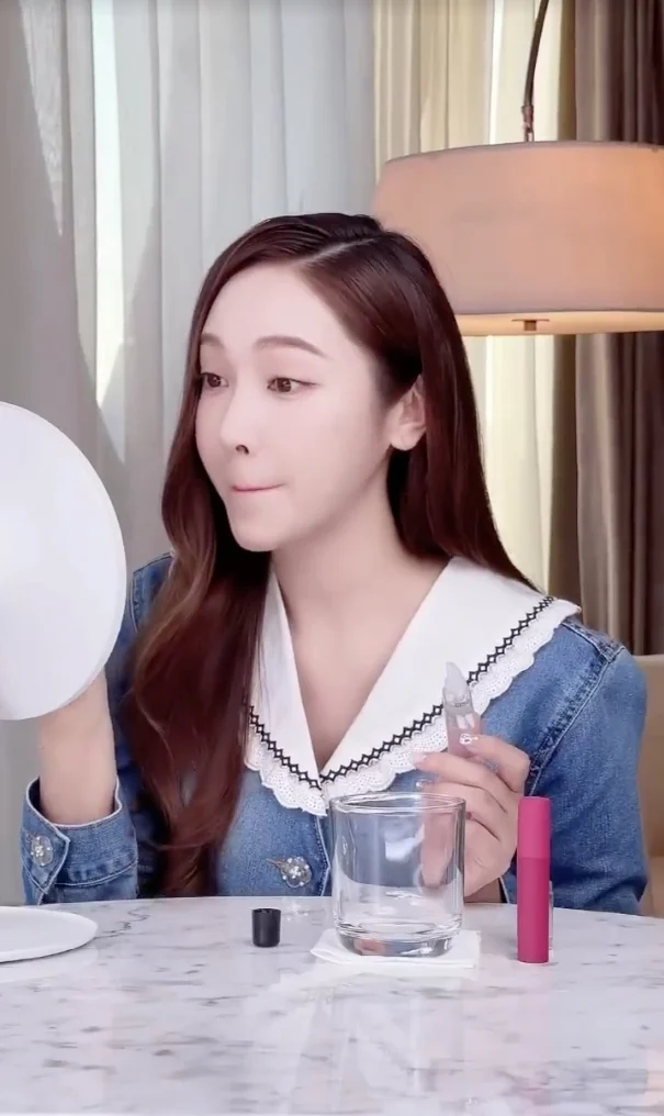 Step 3：叠涂透明唇彩