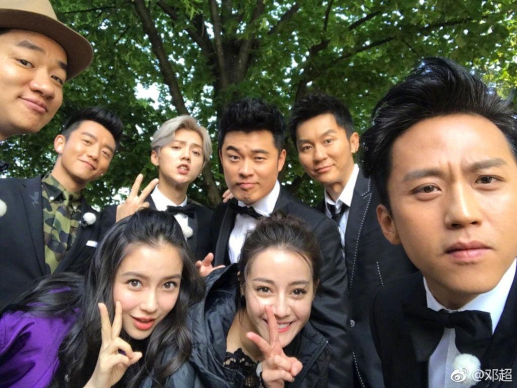 但自从这几位“搞笑元老”退出后,节目似乎就莫名地缺少了笑点和关注,撕名牌环节越来越少,更多的是在室内玩着小游戏。