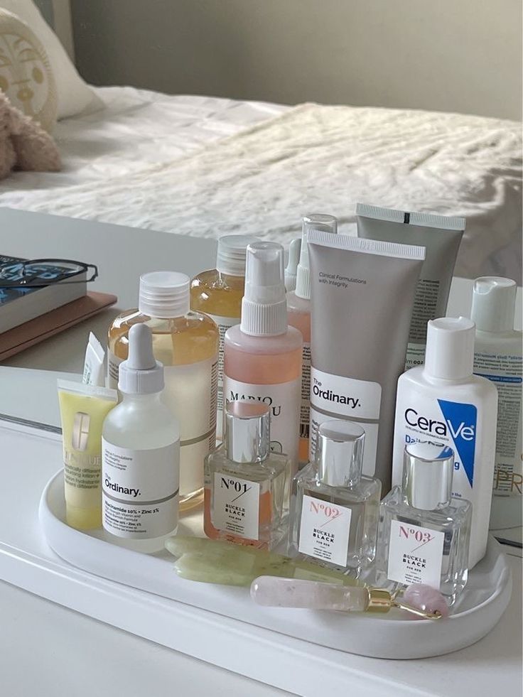 晚间保养步骤:4、爽肤水(Toner)→ 5、精华液(Serum)→ 6、美容液(Essence)→ 7、面膜 → 8、眼霜 → 9、面霜(Cream)