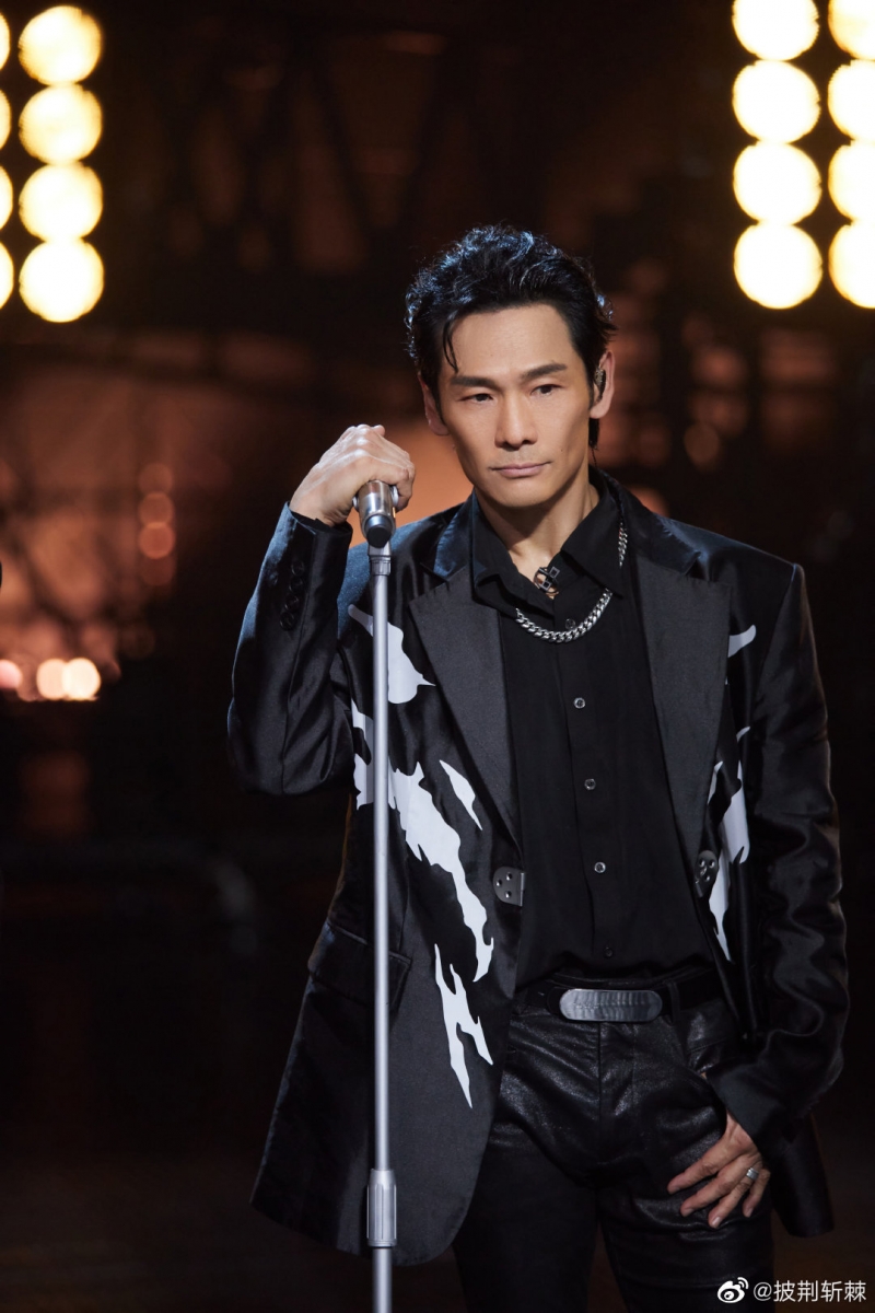 杜德伟还在X-part部分加入了《把你宠坏》的麦架舞,获得观众好评