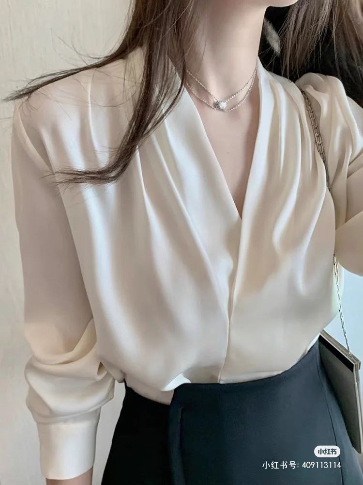 V领衬衫展露小性感的同时还很显气质呢~