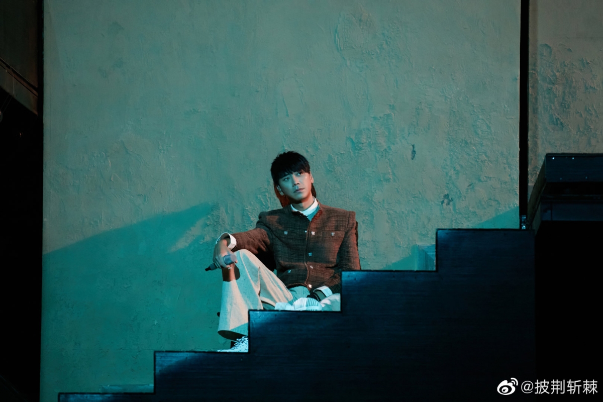 ,仿佛如电影般的质感,黑白的光影配上哥哥们深情的眼神,深情演唱声入人心,让人如痴如醉。