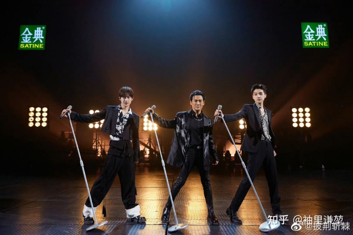 备受好评+最为努力的杜德伟组,更是挑战全英文唱跳《Just like fire》