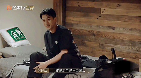 王大陆还没开口，刘恺威就说：「他是那个，可以一口吃一个，拳头伸进去」