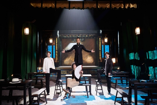 杜德伟组表演《红云袍》