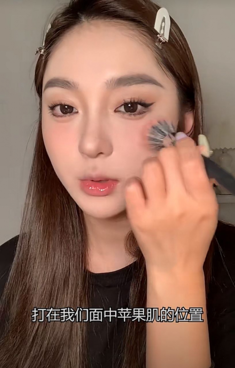 用粉色腮红打在苹果肌