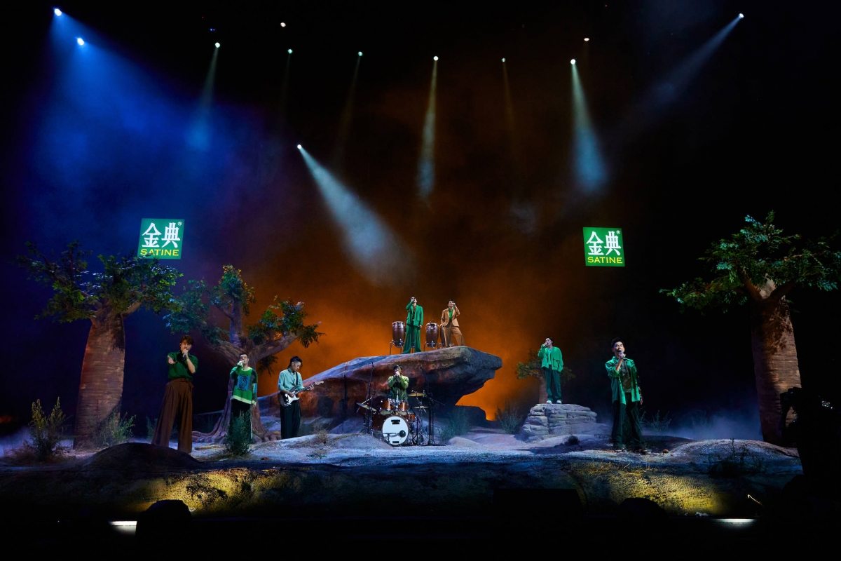 这次五公舞台吴克群部落和苏有朋均选择了全员出战,前者表演了Beyond的经典歌曲《Amani》