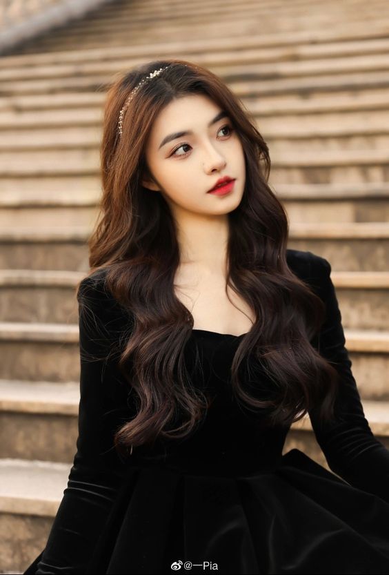 穿黑色一定要搭配妆容，形成明暗对比，才更显气质