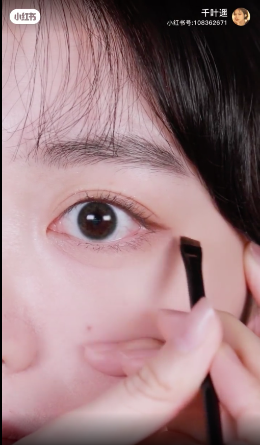 在眼尾修饰一下,慢慢填补眼尾“空缺的小三角部分”就行啦~