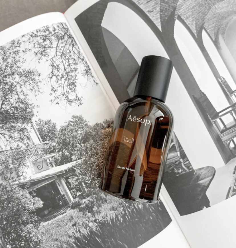 这款带有柑橘香调的木质香水非常清新,有种被阳光照耀着树林一样的感觉!