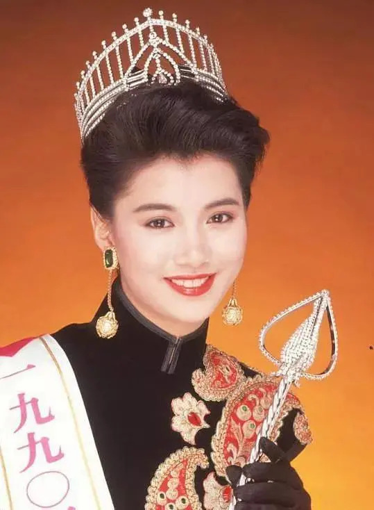 19岁的她获得香港小姐冠军以及最上镜小姐奖,从而进入演艺圈