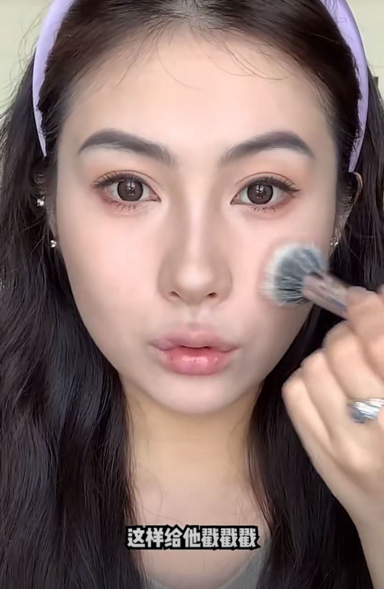 腮红选嫩一点的颜色用轻戳的方式扫在颧骨