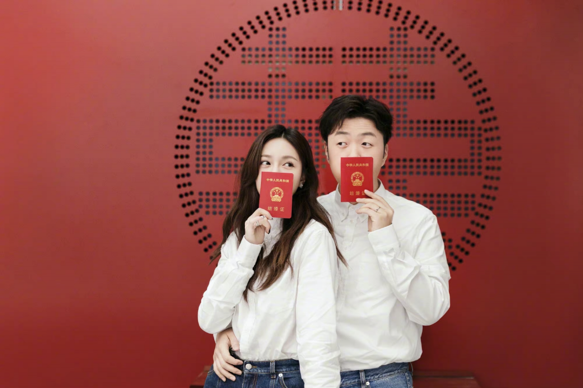 杜海涛和沈梦辰，感情一直十分稳定“爱情长跑“9年，终于在今年2月份修成正果，两人公开宣布领证，官宣配文“天上的喜鹊叫乖乖”。