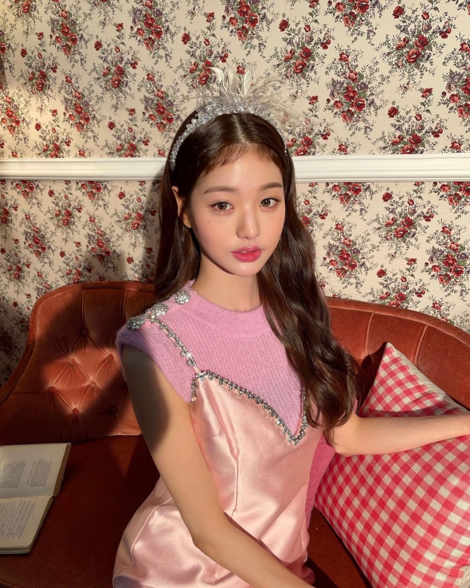Jennie「猫系长相」气场超强！演唱会可爱举动被粉丝捕捉，台上「骂粉丝」台下拉着 Lisa妈妈让网笑翻～