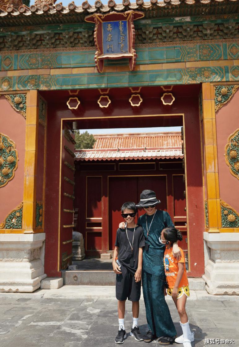 3、别“盲目”对孩子讲道理,主动给孩子一个拥抱