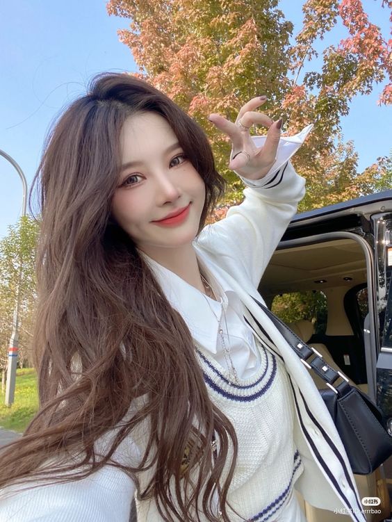 想要减少头皮的异味的话,可以在油脂分泌过盛的日子,为头皮进行去角质的护理,把头皮上的油脂污垢彻底卸掉