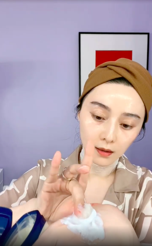 Step 3:自制凡士林除纹眼膜,还可敷脖纹