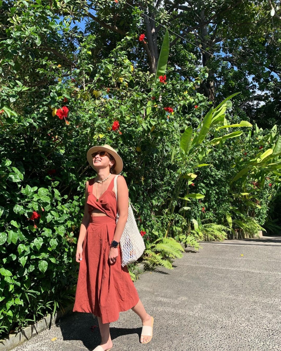 明度较低的红色可以均衡肤色,让黄黑皮看起来气色健康红润