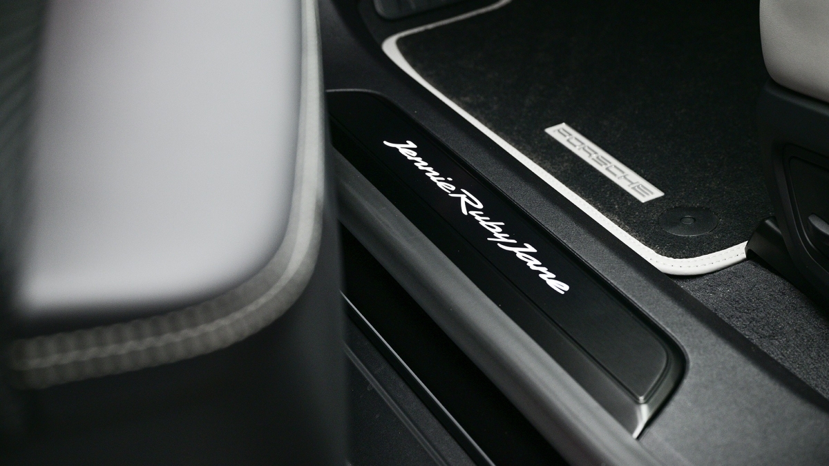 Jennie 还特别制定了字样所使用的字体