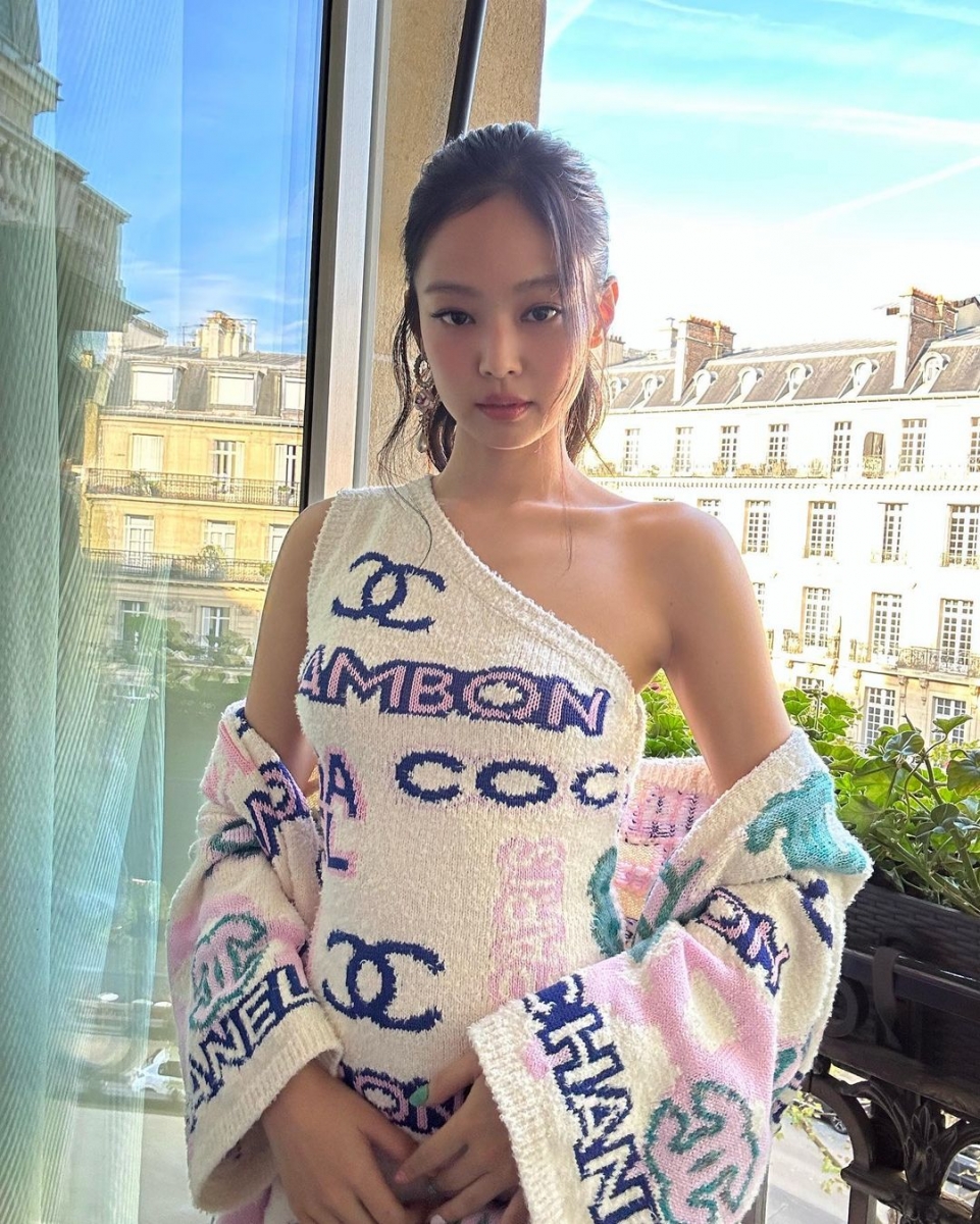 而Jennie这种又飒又性感又甜美的小野猫,拥有强烈个人风格来突破长相的局限的女孩更符合时代趋势的美女。