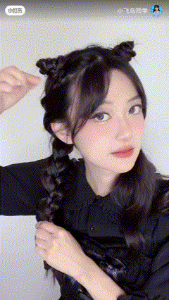 把辫子折上去，用小皮筋扎成一个小丸子