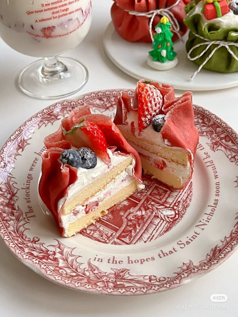 千层皮里包裹着蛋糕，口感非常丰富哦！