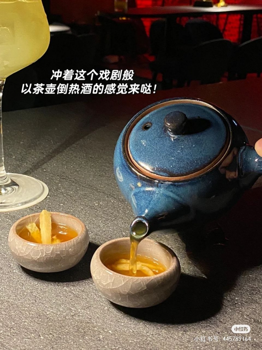 特别的茶壶倒热酒