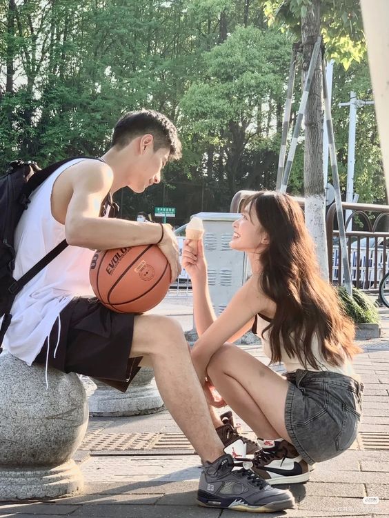 3、制造小程度的肢体接触