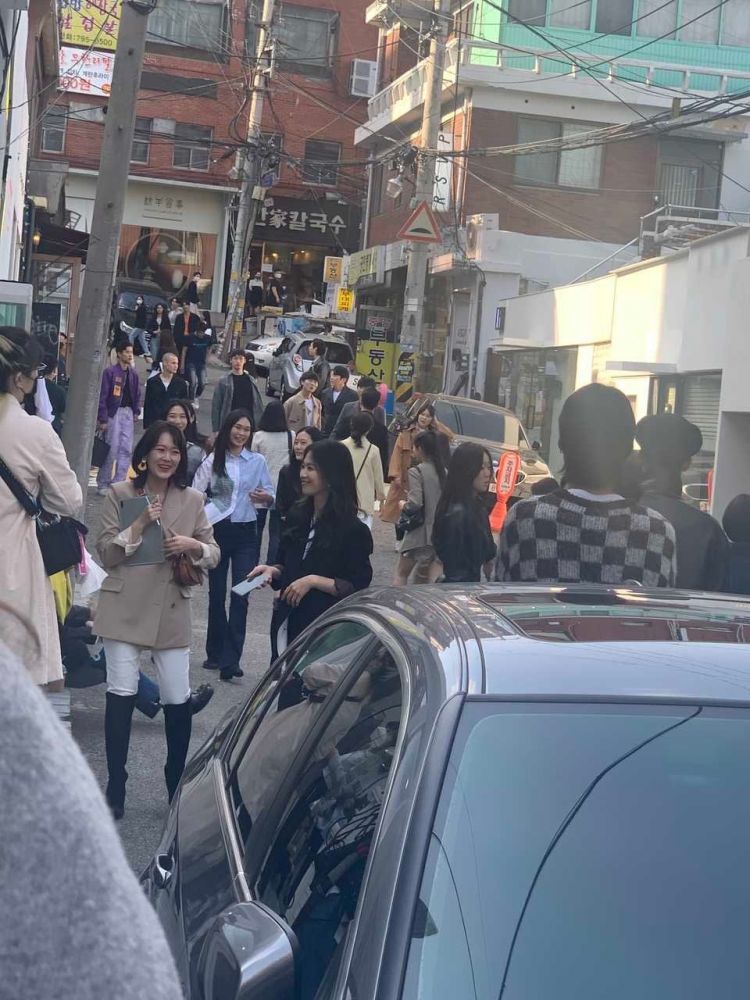 网民大赞宋慧乔“本人真实身材和颜值都十分惊人,更大赞宋慧乔本人比照片和电视上看更美~