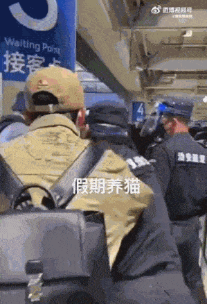 但连续参加两季都没有大火，反倒因为“劝架”登顶热搜，出圈方式不得不说实在太奇特了。