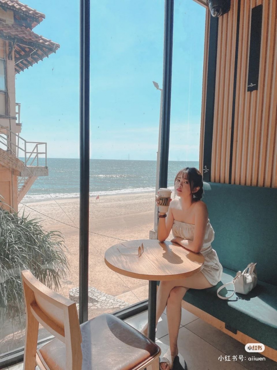 大面玻璃落地窗让你欣赏窗外的海景