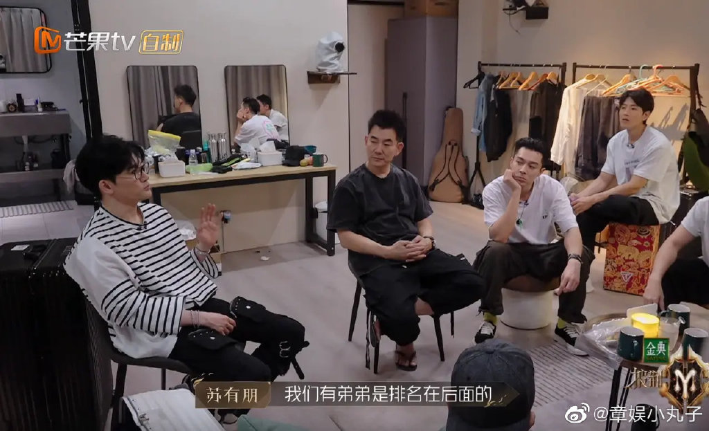 苏有朋可说是一路“披荆斩棘”带领着一班人气较低的哥哥们一路挺进成团夜「逆风翻盘」。