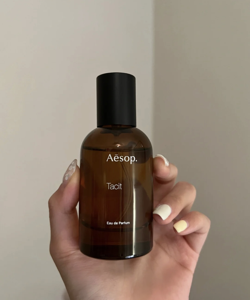 这款香水的木质调不会太浓烈更适合女生,有很多博主推荐做睡前香,还可以让人宁神让睡眠品质变好哦!