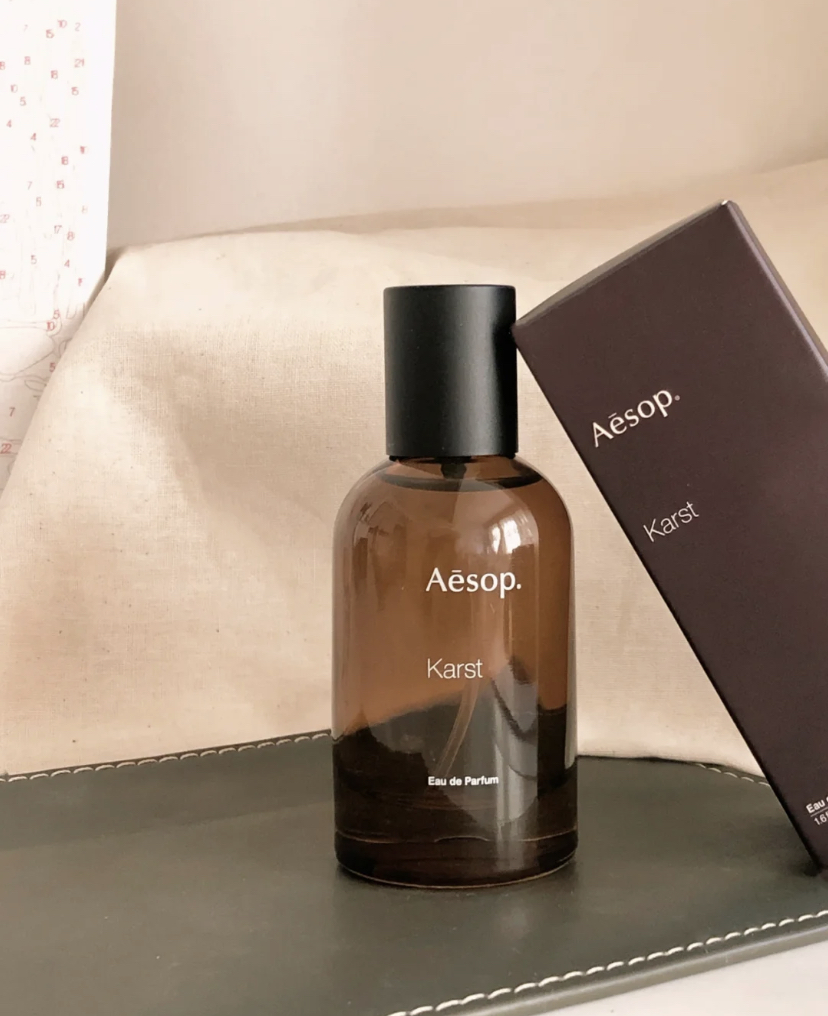 这款木质调香水既有新鲜芳香的草木香味,同时有着让人放松的海洋清新感!