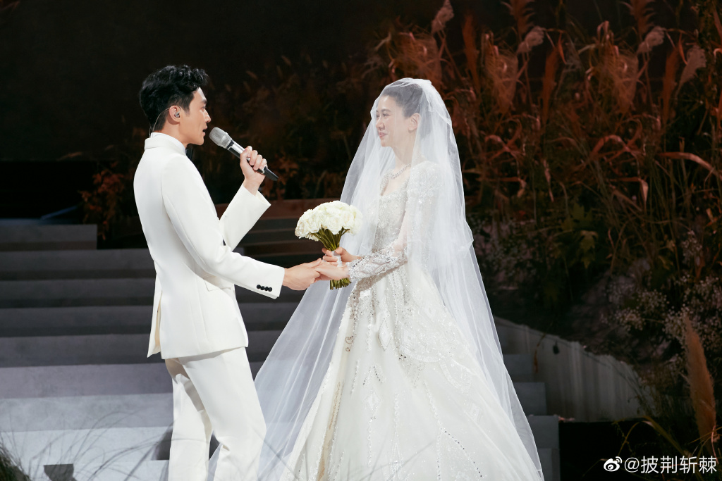 张智霖在三公的舞台上,和老婆袁咏仪补办迟了21年的婚礼,并深情献唱《无与伦比的美丽》