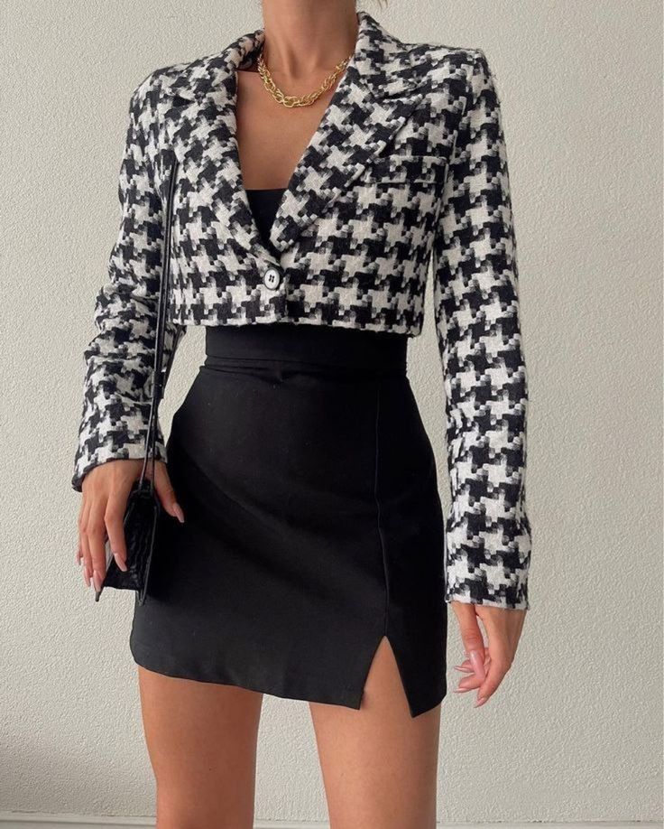 带有图案和纹理的单品可以让穿搭更有看点，也更具时髦感