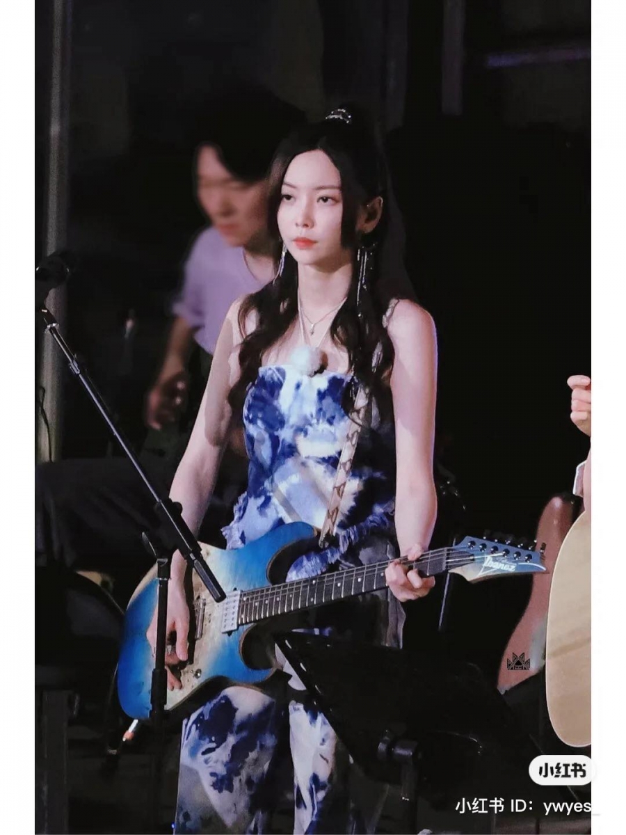 现身路边卖艺于文文造型太漂亮