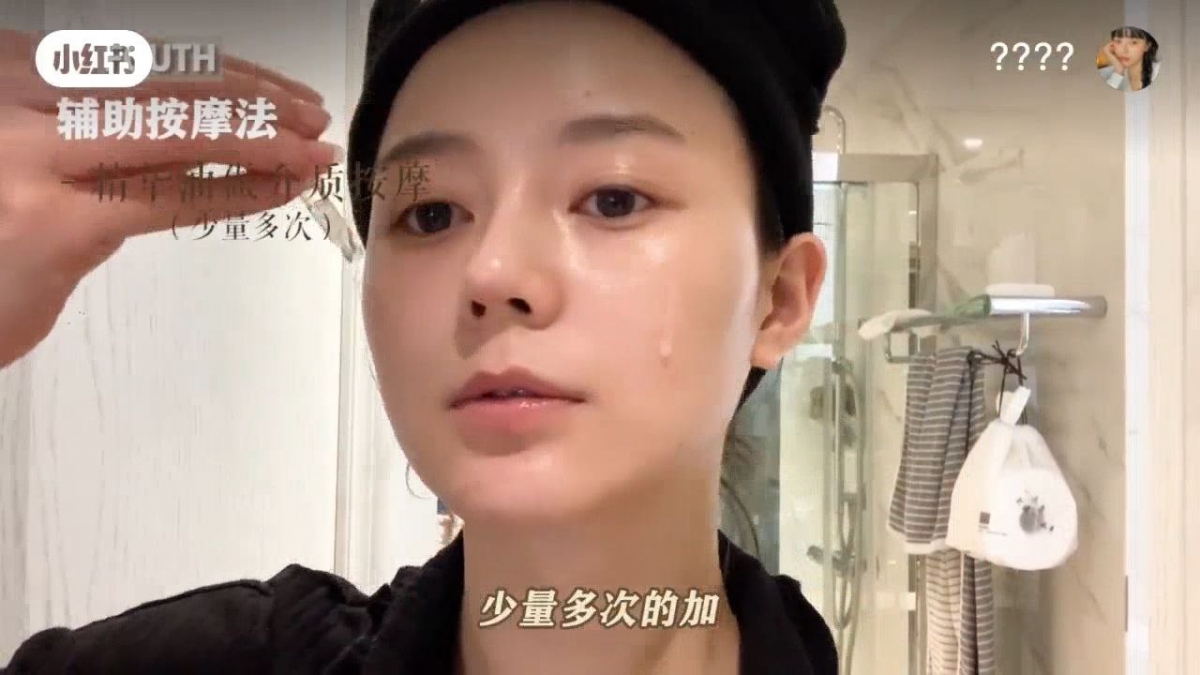 少量多次地挤几滴油在脸上