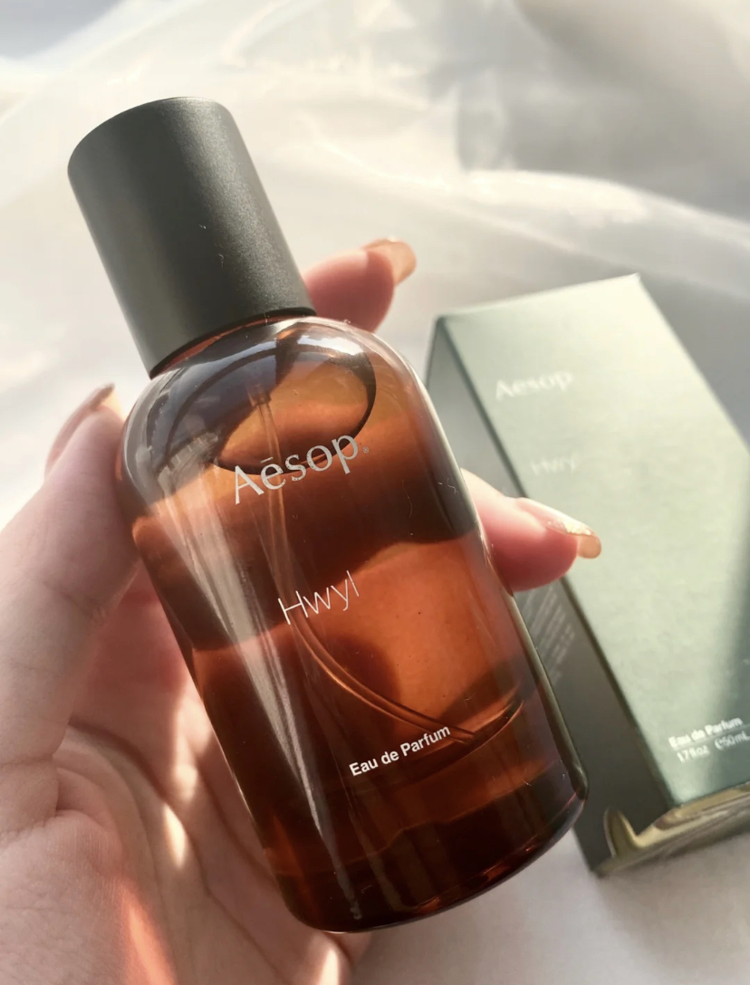 这款香水的灵感来自于日本森林,让人有着一种雨后山林的感觉,属于比较中性的香味男女都可使用