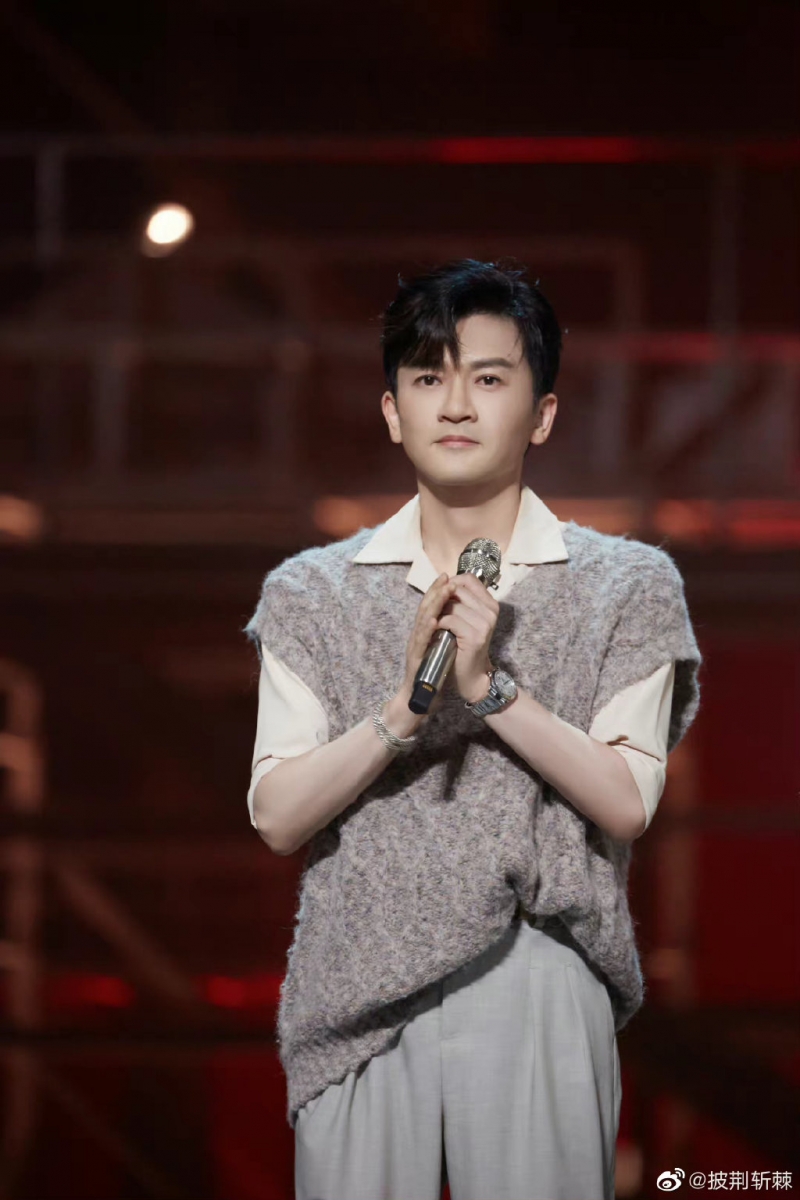 但是,苏有朋也是一个很负责的队长,苏有朋甚至比这一季的陈小春,上一季的张晋还要拼