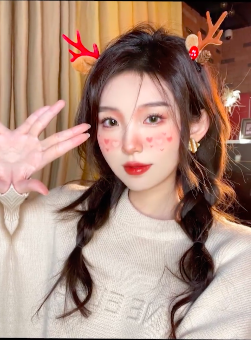 这款「三分钟速成圣诞妆」带着稍许复古感觉,相当具有节日的感觉。大家快来试试吧~