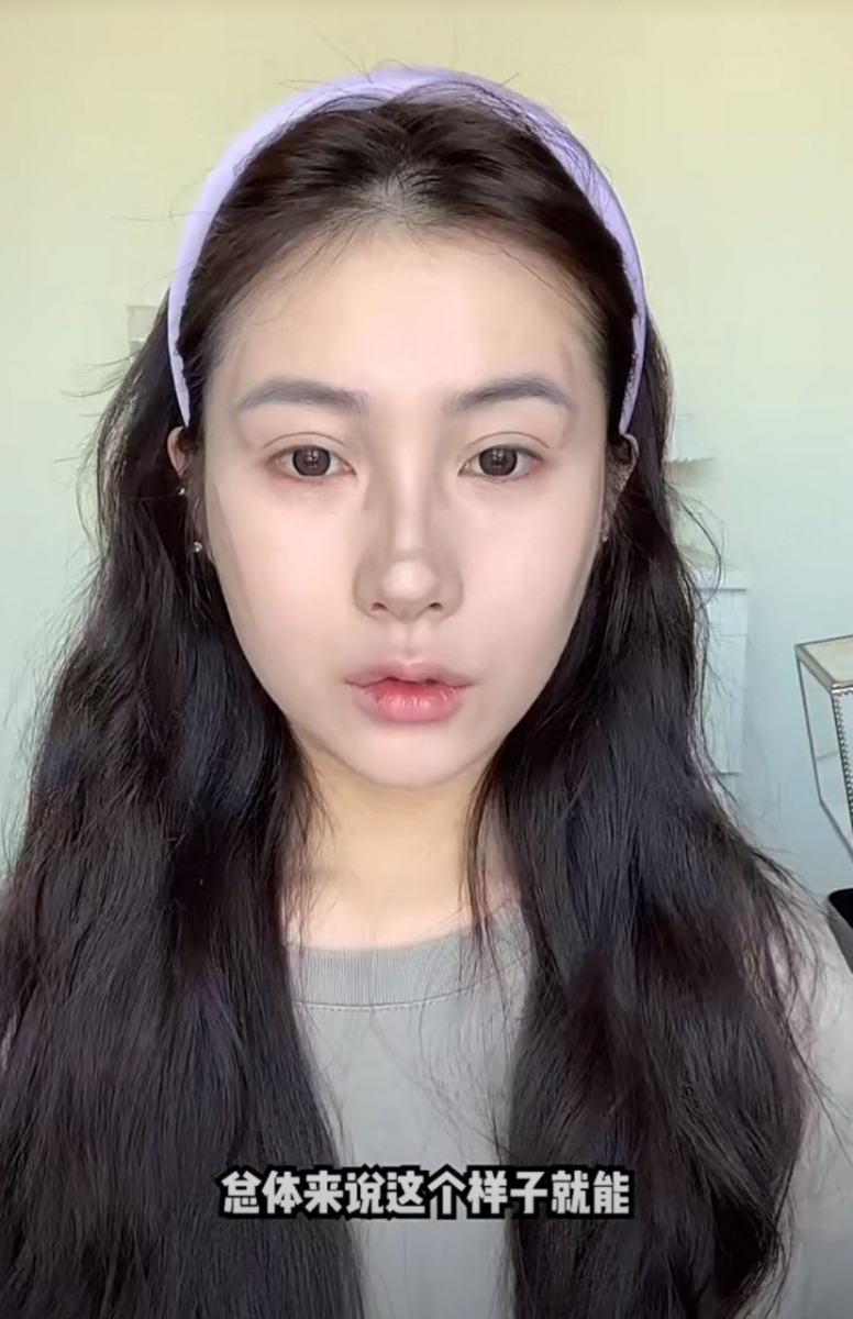 画好修容线条再用美妆蛋拍开晕染