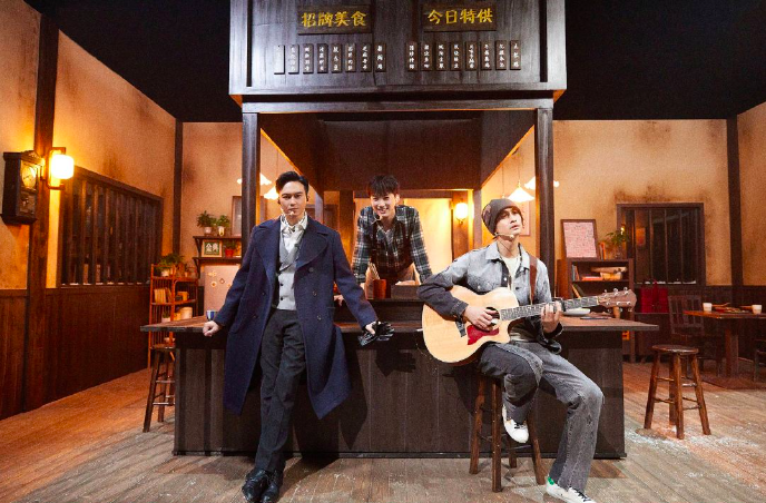 这次上半场表演，首先由张智霖、张云龙、范世錡带来《理想》舞台。