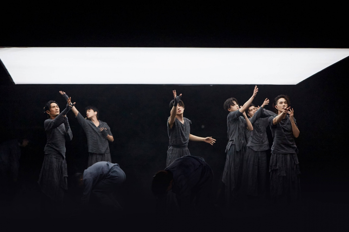 张云龙、李承铉、王大陆、杜德伟、mike以及范世錡六人表演唱跳曲目《钢铁男子》