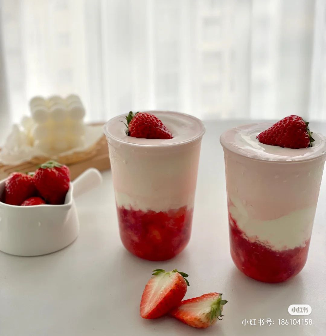 少了饮料的甜品是不完整的，马上教大家「三层草莓奶昔」做法！