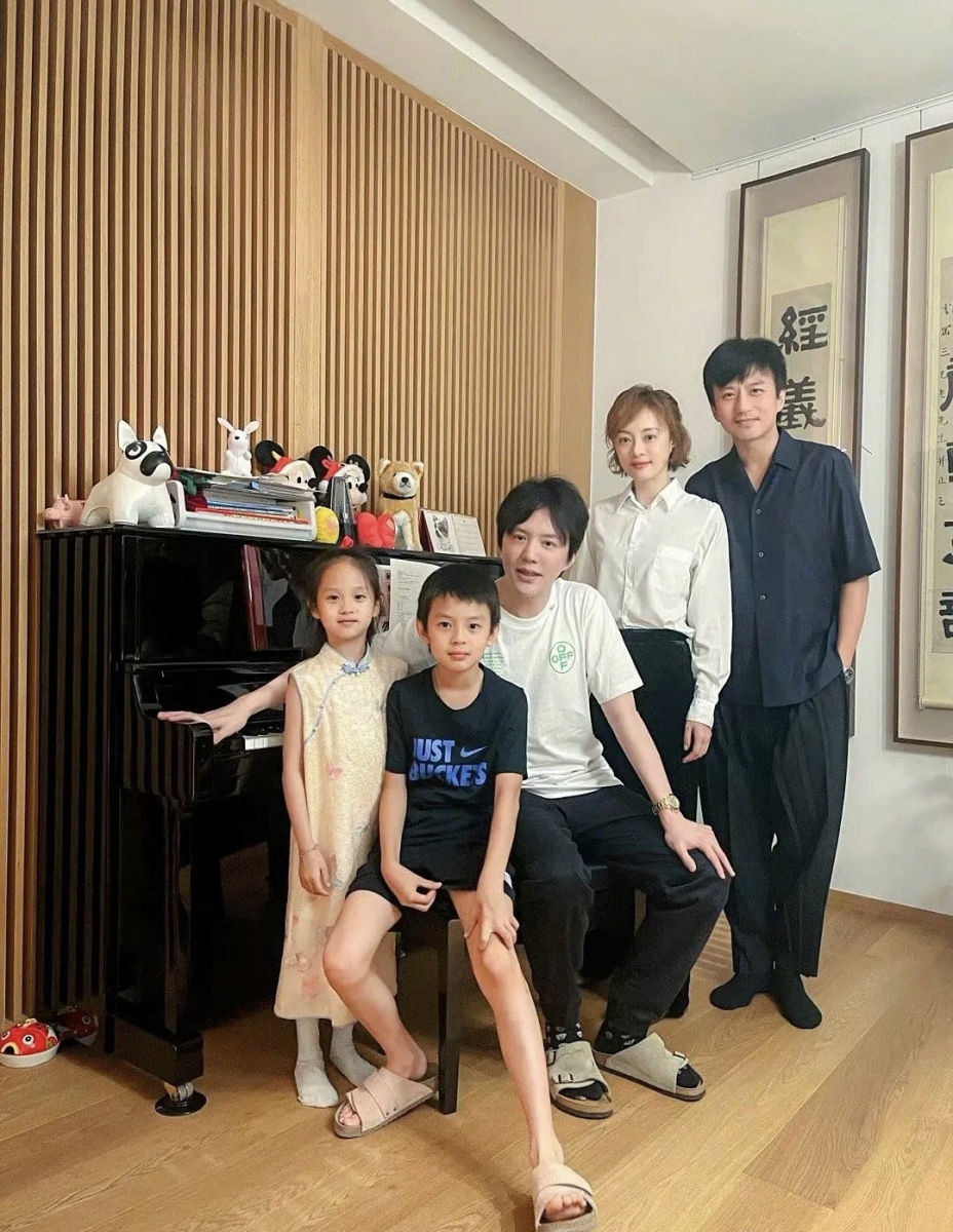 而且她和邓超结婚多年来恩爱如昔,育有儿子等等和女儿小花,一家四口过着幸福温馨的生活。