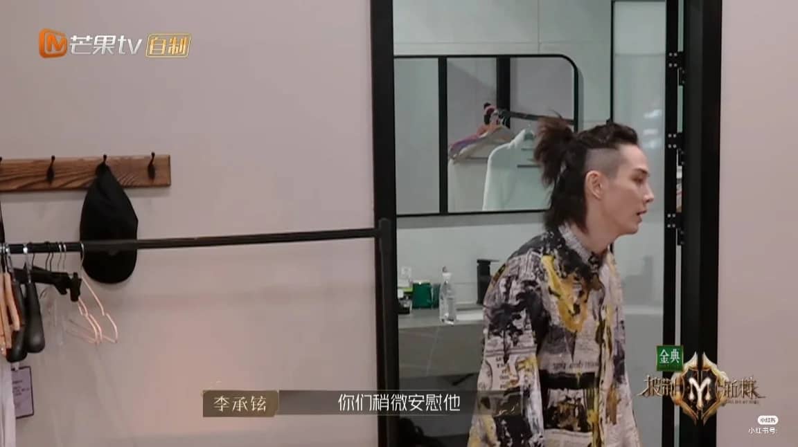 但最搞笑的事,镜头一转李承铉就满脸笑容扑过去抱住张智霖