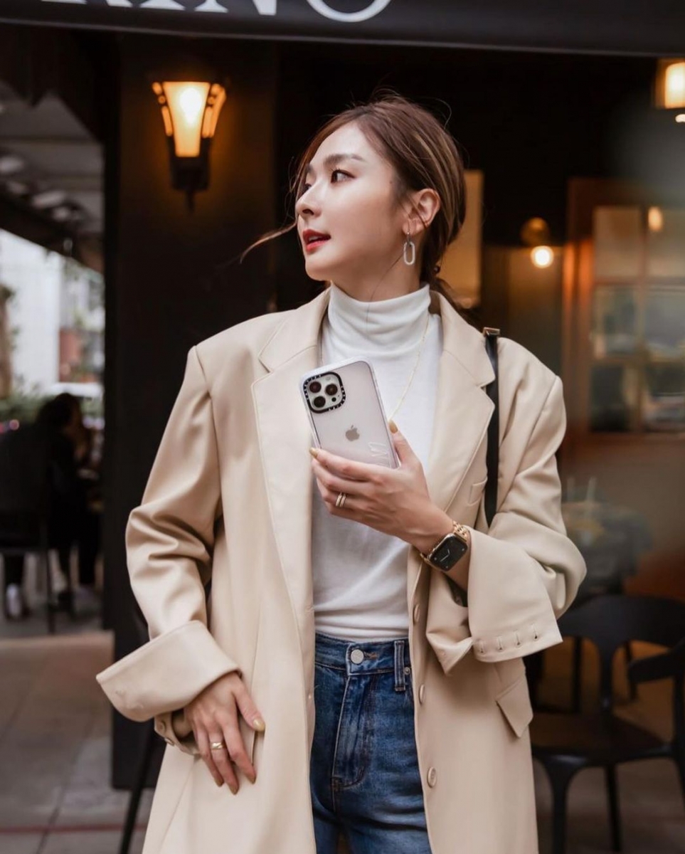 浅驼色温柔显气质,搭配白色内搭提亮效果更佳